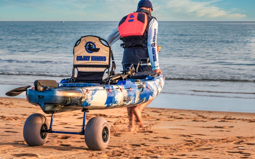 Kaip išsirinkti tinkamą kajaką žvejybai? Gidas pradedančiajam ir pažengusiam.