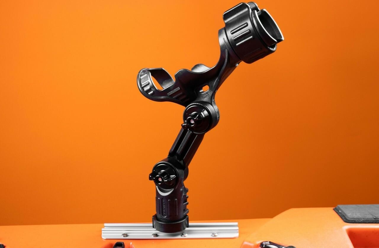 YakAttack Omega Pro sumontuotas ant kajako